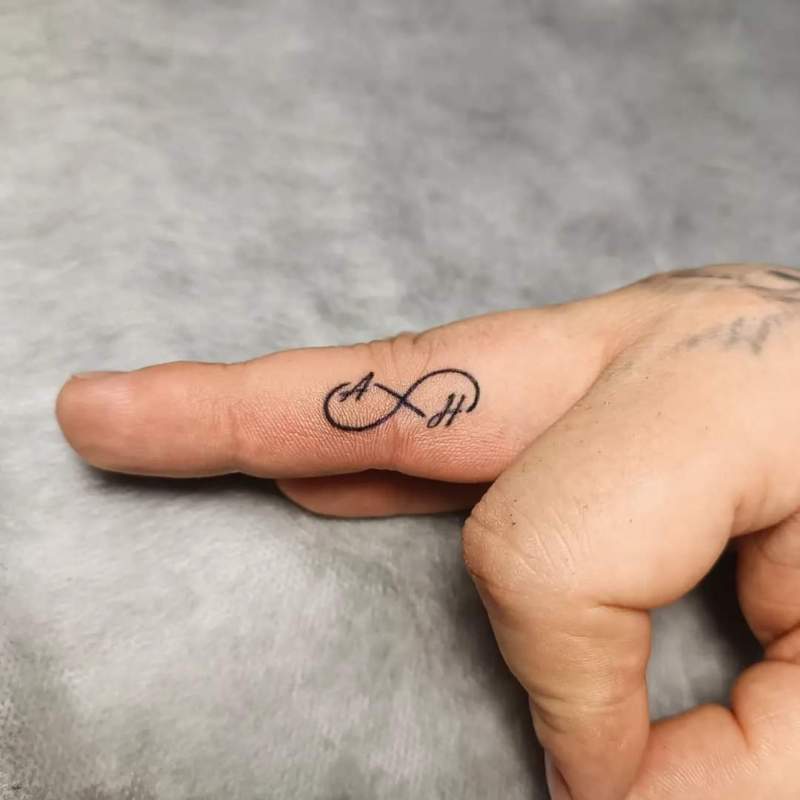 Мини-тату на пальце (знак бесконечности с инициалами). Мастер Павел Чуприков