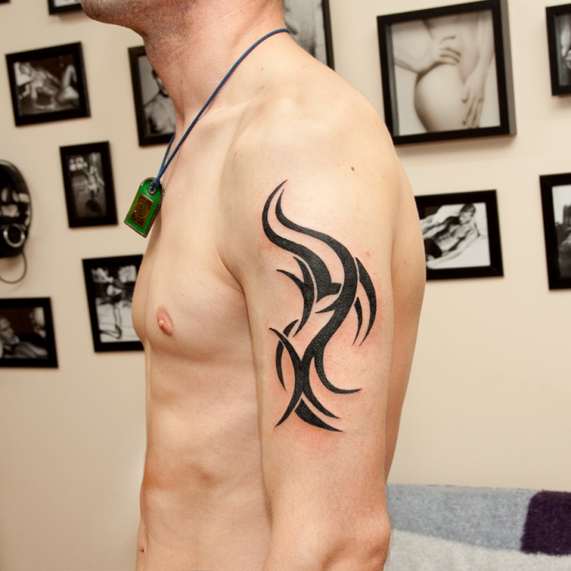 Тату на плече Трайбл кельские узоры. Работа Павела Чуприкова