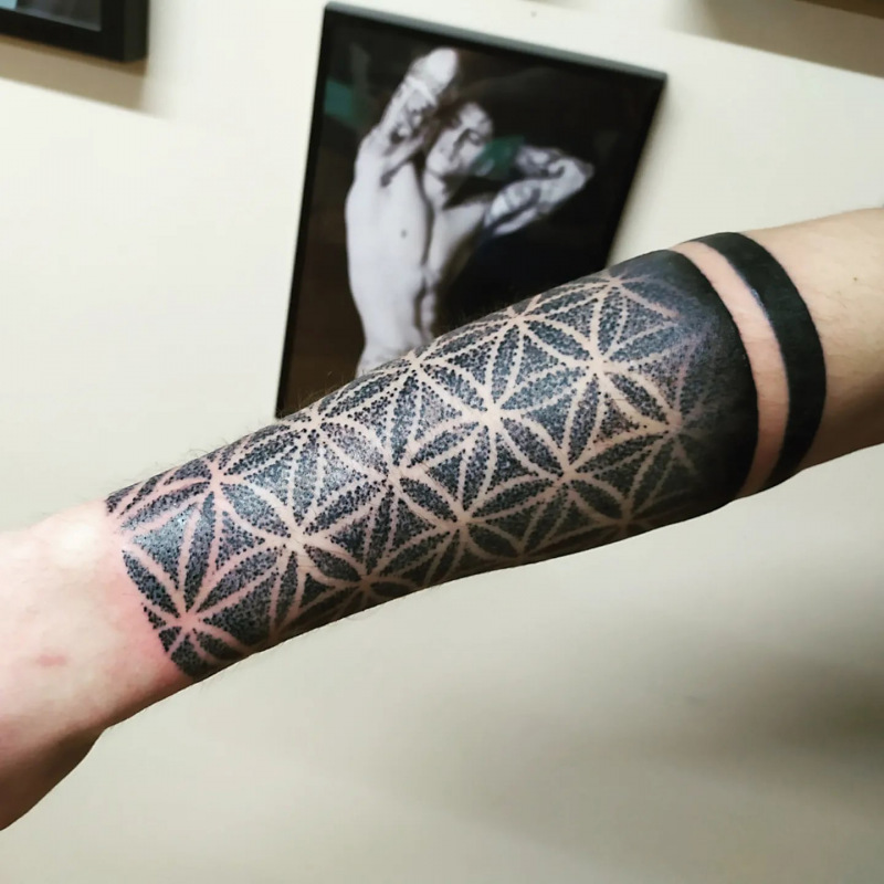 Тату на руке в стиле дот-ворк. Тату-мастер Павел Чуприков www.elston.ru